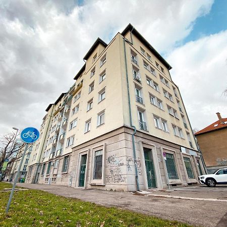Studio Steps From Nivy & Main Bus Station Bratislava Exterior photo