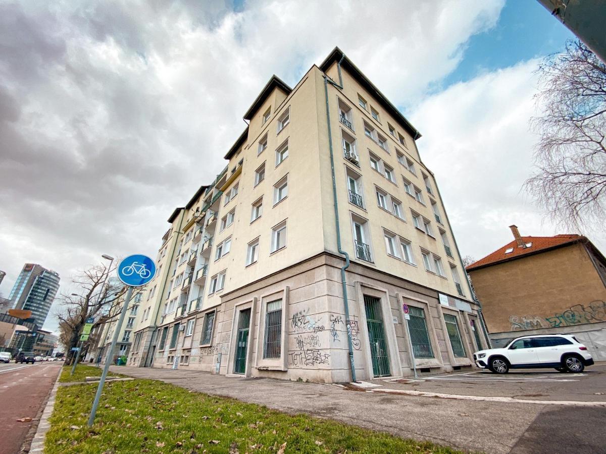 Studio Steps From Nivy & Main Bus Station Bratislava Exterior photo